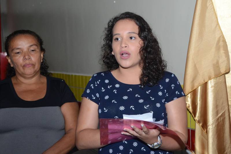 A Escola de Ensino Médio Professor Galvão, em Augusto Corrêa, segue o mesmo padrão estrutural, com 13 novas salas de aula, laboratórios, além de copa, cozinha, banheiros e quadra coberta. A unidade escolar recebeu a instalação de 44 centrais de ar, 26 computadores, 26 monitores e 500 novas carteiras, que vão atender 1.380 alunos. A obra recebeu R$ 3.049.931,38 mil em investimentos. Segundo a aluna Natália Reis de Assis (d), estudante do 2º  do ano do Ensino Médio na Escola Professor Galvão, “na antiga escola tínhamos dificuldade de aprender nas aulas, pois fazia muito calor nas salas de aula. Hoje, temos salas refrigeradas, isoladas do barulho e agora as aulas são mais dinâmicas”, avalia.

FOTO: FERNANDO NOBRE / ASCOM SEDUC
DATA: 17.12.2018
AUGUSTO CORRÊA - PARÁ <div class='credito_fotos'>Foto: FERNANDO NOBRE/ASCOM SEDUC   |   <a href='/midias/2018/originais/f45e4bf7-9a4e-40d0-825a-16e52273abbd.jpg' download><i class='fa-solid fa-download'></i> Download</a></div>