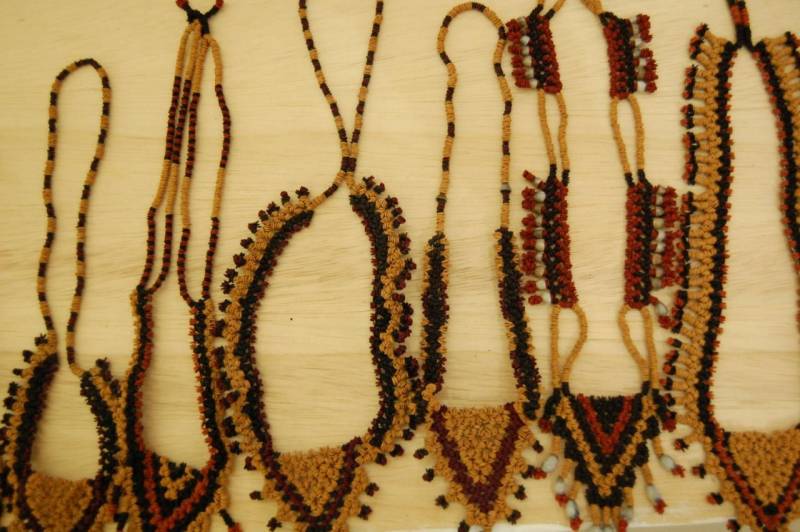 Indígenas da etnia Wai Wai começaram nesta sexta-feira (07) uma exposição de produtos típicos (foto) do artesanato local. Os produtos estão sendo expostos no Rio Tapajós Shopping, localizado na Rodovia Fernando Guilhon (PA-453), em Santarém. A exposição conta com apoio logístico do Centro de Governo do Baixo Amazonas. Os Wai Wai habitam a terra indígena Trombetas-Mapuera, localizada no município de Oriximiná, na margem esquerda do rio Amazonas, no oeste paraense. Historicamente é um povo com atividades alternadas entre a época seca e a época chuvosa, com práticas de auto sustentável na agricultura, caça, pesca e coleta de produtos florestais, dentre estes a Castanha do Pará e a semente de Morototó (Didymopanax morototoni), principais matérias primas que servem para a fabricação de produtos do artesanato.

FOTO: SAMUEL ALVARENGA / ASCOM CRGBA
DATA: 07.12.2018
SANTARÉM - PARÁ <div class='credito_fotos'>Foto: SAMUEL ALVARENGA / ASCOM CRGBA   |   <a href='/midias/2018/originais/f45e8b91-0185-40ae-ba4e-6bad7543bdfe.jpg' download><i class='fa-solid fa-download'></i> Download</a></div>