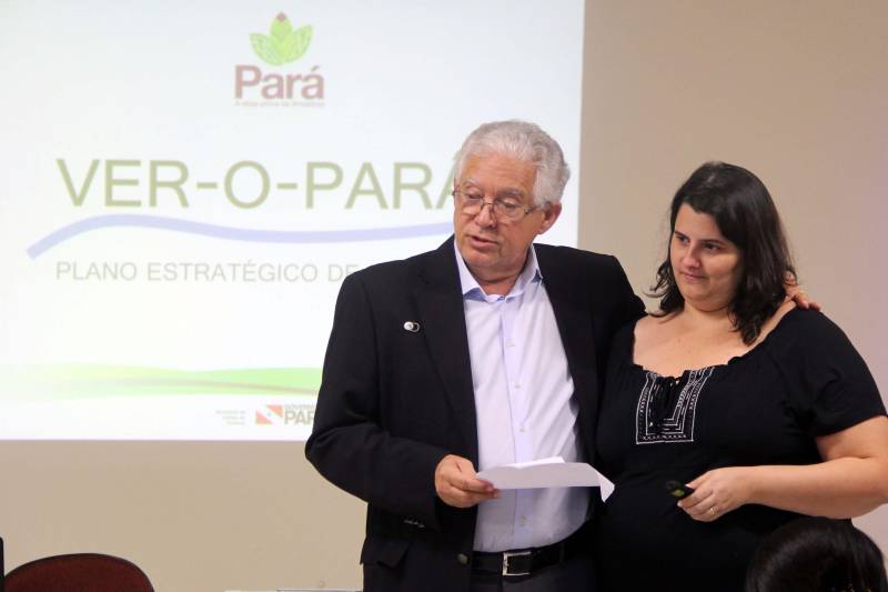 Os autores dos 14 projetos selecionados para a última fase do Desafio InovaTur, uma ação conjunta das secretarias de Estado de Turismo (Setur) e de Ciência, Tecnologia e Educação Profissional e Tecnológica (Sectet), participaram de palestras na tarde de quinta-feira (26) com o secretário de Estado de Turismo, Adenauer Góes (e), e com a empresária do setor gastronômico Joanna Martins (d). O InovaTur busca soluções para a promoção do Estado do Pará como destino turístico nos principais mercados emissores de turistas, tanto nacionais quanto internacionais. O desafio conta com a parceria do Parque de Ciência e Tecnologia (PCT) Guamá e da Agência de Inovação Tecnológica da Universidade Federal do Pará (Universitec).
FOTO: ISRAEL PEGADO / ASCOM SETUR
DATA: 27.04.2018
BELÉM - PARÁ <div class='credito_fotos'>Foto: ISRAEL PEGADO / ASCOM SETUR | <a href='/midias/2018/originais/f461d4f5-f8c5-477c-8142-90b91f70e03a.jpg' download><i class='fa-solid fa-download'></i> Download</a></div>