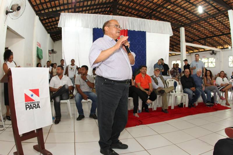 Cento e dezoito famílias da comunidade quilombola do Caeté, no município de Abaetetuba, no nordeste do Estado, foram beneficiadas com um título coletivo de terra. Com o documento, o Governo do Estado, por meio do Instituto de Terras do Pará (Iterpa), reconhece o direito de uma população que há décadas ocupa e trabalha na área. A cerimônia de entrega ocorreu na manhã deste sábado (24), no Centro Comunitário, e contou com a participação do governador Simão Jatene. A área titulada corresponde a cerca de 1.400 hectares. Agora, devidamente respaldadas, as famílias poderão ter acesso a empréstimos, políticas públicas, entre outros benefícios que possibilitam o desenvolvimento da sua produção e a continuidade de suas tradições. “Com o documento de terra a comunidade passa a ter segurança jurídica e acesso a créditos, financiamentos e outros benefícios que antes não lhes era permitido. Além disso, agora eles poderão produzir com mais segurança, mantendo a terra entre as futuras gerações”, afirmou o governador Simão Jatene. Na foto, o deputado estadual Nilson Pinto.
FOTO: CRISTINO MARTINS / AG. PARÁ
DATA: 24.03.2018
ABAETETUBA - PARÁ
<div class='credito_fotos'>Foto: Cristino Martins/Ag. Pará | <a href='/midias/2018/originais/f4773187-ab9b-4998-b03f-94d05117f247.jpg' download><i class='fa-solid fa-download'></i> Download</a></div>