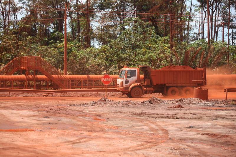 Por conta do não cumprimento do prazo de 48 horas dado pelo Governo do Estado para que a Hydro (foto) reduzisse os níveis das bacias de resíduos ao nível de pelo menos um metro, a Secretaria de Meio Ambiente e Sustentabilidade (Semas) notifica a empresa, na manhã desta terça-feira (27), com a determinação de que reduza a produção da refinaria em 50%. A Semas também triplicará a multa definida anteriormente, cumprindo a legislação ambiental em vigor, chegando a cerca de R$ 1 milhão por dia de descumprimento (300 mil Unidades de Padrão Fiscal). A empresa informou formalmente que reduziu os índices, mas não integralmente no total determinado de um metro. A determinação de redução emitida pela Semas reforça ainda que devem ser mantidos e ampliados os esforços para tratamento dos efluentes e de redução dos níveis das bacias. As equipes da Semas permanecem em campo 24 horas, trabalhando em conjunto com a Defesa Civil e outros órgãos, monitorando a situação.
FOTO: IGOR BRANDÃO / AG. PARÁ
DATA: 24.02.2018
BARCARENA - PARÁ <div class='credito_fotos'>Foto: IGOR BRANDÃO / AG. PARÁ | <a href='/midias/2018/originais/f4824c2d-1f3e-4e56-a1c2-e08920f6faaf.jpg' download><i class='fa-solid fa-download'></i> Download</a></div>