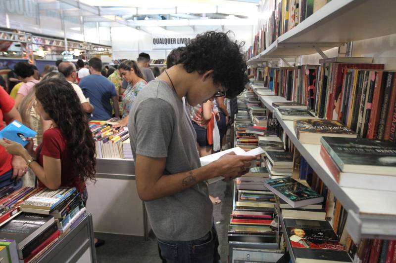 Corredores do Hangar Centro de Convenções durante a XXII Feira Pan-Amazônica do Livro, que começou neste sábado (2), em Belém. Um grande público compareceu ao segundo dia da feira, aproveitando as atrações culturais e as exposições nos estandes de livros na tarde de domingo.
FOTO: CRISTINO MARTINS / AG. PARÁ
DATA: 03.06.2018
BELÉM - PARÁ <div class='credito_fotos'>Foto: Cristino Martins/Ag. Pará | <a href='/midias/2018/originais/f486bcdf-32af-437a-bfc1-9565b6cc45aa.jpg' download><i class='fa-solid fa-download'></i> Download</a></div>