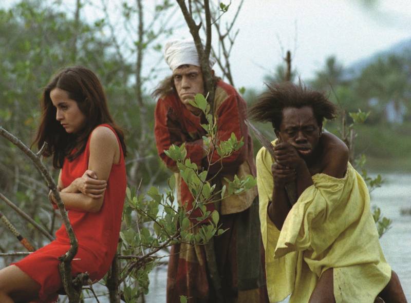 Para conquistar uma interação maior com outras linguagens artísticas, a turma de teatro da Casa da Linguagem visitou o Cine Alexandrino Moreira para assistir ao filme Macunaíma (foto). O cinema fica na Casa das Artes da Fundação Cultural do Pará (FCP). Todas as quintas-feiras a sessão Prata da Casa exibe obras cinematográficas nacionais de longa e curta metragem. A cada 15 dias as turmas de teatro e dança visitam espaços da FCP para entrar em contato com vários tipos de arte. “O fundamental dessa ação é trabalhar as interlinguagens. Estudar teatro e dança não é apenas ficar preso aquela linguagem, mas entender outras”, explica o técnico de gestão cultural da Casa da linguagem.Alexandre Rosendo. Ele afirma que o filme é ideal para a proposta da oficina. “O Macunaíma é a primeira narrativa em prosa do modernismo, é uma base para entender até o mundo pós-moderno de hoje“, pontua.

FOTO: DIVULGAÇÃO
DATA: 18.05.2018
BELÉM - PARÁ <div class='credito_fotos'>Foto: Divulgação   |   <a href='/midias/2018/originais/f487dd40-f053-4279-8fcf-34046bb35c71.jpg' download><i class='fa-solid fa-download'></i> Download</a></div>