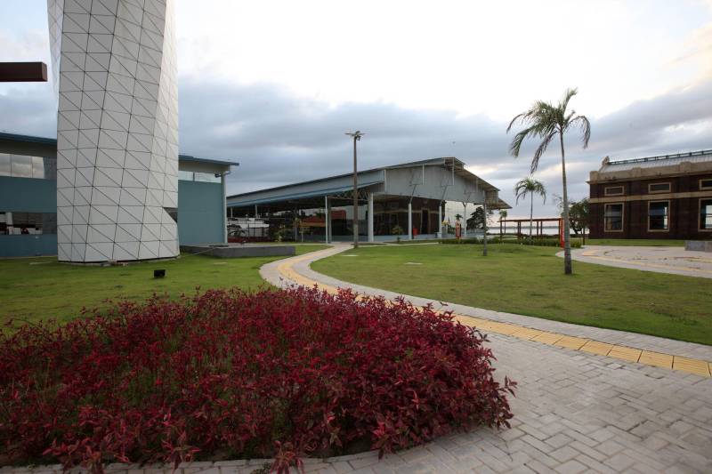 Desde sua inauguração, dia 30 de maio deste ano, o Centro Integrado de Inclusão e Reabilitação (CIIR, na foto), marcou a história na assistência global à Pessoa com Deficiência (PcD), no Pará e na Região Norte, ao oferecer, em um único complexo, atendimento para Pessoas com Deficiência (PcD) de todas as faixas etárias. São diversas especialidades, tecnologias e estrutura de última geração, associadas à qualidade, segurança e humanização destinadas 100% aos usuários do Sistema Único de Saúde (SUS). Desde seu funcionamento, a equipe multiprofissional do CIIR realizou  cerca de  18.760 atendimentos nas mais diversas especialidades e serviços. O atendimento de qualidade, seguro e humanizado é celebrado por um índice de 96% de satisfação de quem depende da assistência.

FOTO: CARLOS SODRÉ / AG. PARÁ
DATA: 07.12.2018
BELÉM - PARÁ <div class='credito_fotos'>Foto: Carlos Sodré/Agência Pará   |   <a href='/midias/2018/originais/f48b4af7-7caf-40c6-9b27-65dc477731ba.jpg' download><i class='fa-solid fa-download'></i> Download</a></div>