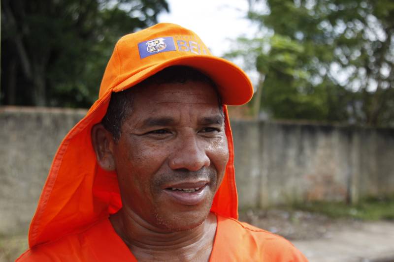 Um total de 50 presos custodiados na Colônia Penal Agrícola de Santa Izabel (CPASI) trabalham na limpeza e manutenção dos diversos canais que cortam a cidade de Belém. A ação faz parte do projeto “Puxirum”, desenvolvido pela Superintendência do Sistema Penitenciário do Estado (Susipe), em parceria com a Prefeitura de Belém, através da Secretaria Municipal de Saneamento (Sesan). Do início do ano de 2018 até agora, já foram retiradas mais de 40 toneladas de lixo e entulhos dos canais da cidade. Em 2017, os detentos ajudaram no trabalho de retirada de mais de 800 toneladas de lixo, em uma extensão que ultrapassa 33 Km, indo dos canais Água Cristal, Galo, Visconde, Antônio Baena, Travessa 3 de Maio, Jacaré, Una e São Joaquim. Os detentos trabalham de segunda a sexta-feira, durante seis horas por dia, fazendo serviços de roçagem, retirada de entulhos de bueiros e canais, além de limpeza do meio-fio. O trabalho é acompanhado por um fiscal da prefeitura e por dois agentes penitenciários. Todos são remunerados e recebem o benefício da remissão de pena, que consiste na redução de um dia da sentença a cada três trabalhados. Na foto, o detento Jorge Sacramenta, 40 anos.
FOTO: AKIRA ONUMA / ASCOM SUSIPE
DATA: 08.05.2018
BELÉM - PARÁ <div class='credito_fotos'>Foto: Akira Onuma / Ascom Susipe | <a href='/midias/2018/originais/f48f774e-cbb9-4b99-84f6-3da4324f397c.jpg' download><i class='fa-solid fa-download'></i> Download</a></div>
