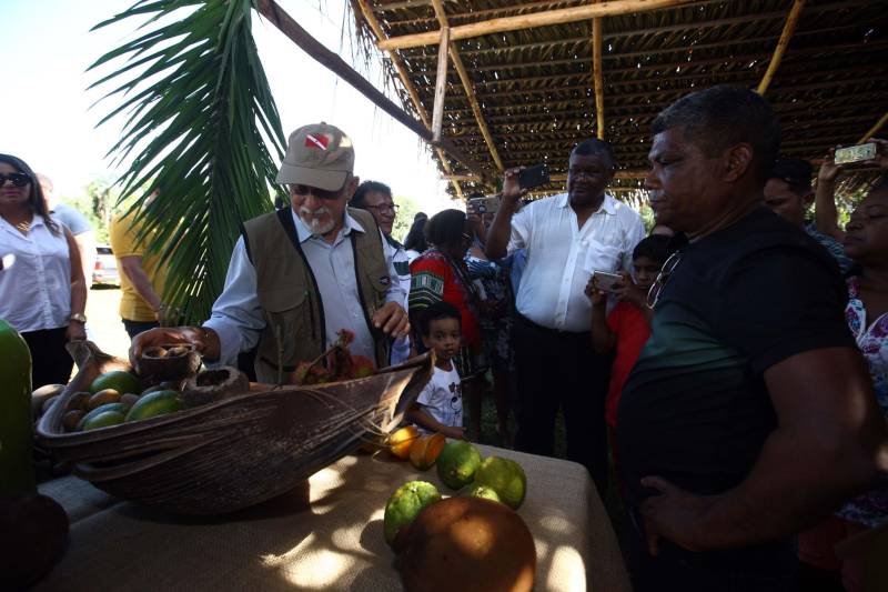 “Ter a posse da terra é a certeza de que nunca iremos perder o nosso direito, que nossos filhos e nossos netos poderão dar continuidade a nossa história em segurança. Foram anos de luta até chegar esse dia, agraciados com a assinatura do nosso título de terra. Só temos a agradecer a todos que fizeram parte disso e a cada um que lutou junto para que hoje isso se tornasse realidade”. A fala emocionada foi de seu Mário Araújo Silva, presidente da Associação Remanescente de Quilombo Espírito Santo, localizada no município do Acará, no nordeste do Estado. Ele assinou, neste sábado (24), junto com o governador Simão Jatene (foto), o título que dá a posse da terra a comunidade. A fala do presidente traduz o sentimento das dezenas de famílias que moram no local, que agora tem a posse legítima do local onde seus antepassados viveram. “Sou filho de mãe negra. Nasci aqui como minha vó, bisavó, que fazem parte da história dessa comunidade que já existe a mais de 300 anos.
FOTO: SIDNEY OLIVEIRA / AG. PARÁ
DATA: 24.03.2018
ACARÁ - PARÁ <div class='credito_fotos'>Foto: Sidney Oliveira/Ag. Pará | <a href='/midias/2018/originais/f492a8be-37d6-4622-8934-baaeed6bdb0c.jpg' download><i class='fa-solid fa-download'></i> Download</a></div>