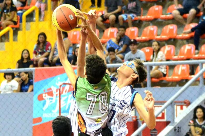 Em sua 60ª edição, os Jogos Estudantis Paraenses (JEPs) definiu a equipes que vão representar o Estado do Pará na etapa nacional, em Manaus (AM), de 19 a 23 de setembro. Das partidas realizadas neste sábado (23), pela etapa estadual, na Arena Guilerme Paraense - o Mangueirinho, foram premiados quatro times das modalidades de Basquete, Volei, Handebol e Futsal, na categoria "A" (de 12 a 14 anos).
FOTO: FERNANDO NOBRE / ASCOM SEDUC
DATA: 23.06.2018
BELÉM - PARÁ <div class='credito_fotos'>Foto: FERNANDO NOBRE/ASCOM SEDUC | <a href='/midias/2018/originais/f49dbf6b-195d-4a6d-9b9c-0a716fd6ab27.jpg' download><i class='fa-solid fa-download'></i> Download</a></div>