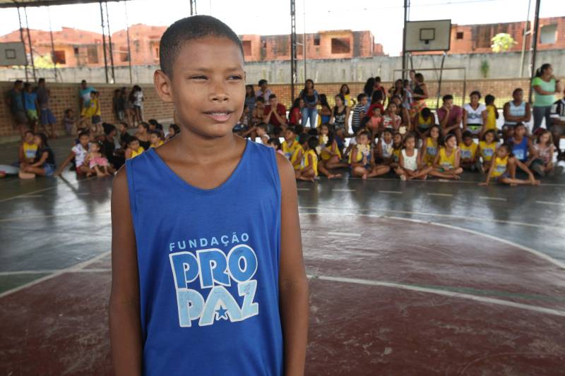 À tarde, os polos do Pro Paz nos Bairros, do Instituto de Ensino de Segurança do Pará (Iesp) e da Universidade Federal do Pará (UFPA) promoveram palestras para as crianças e seus familiares, dentro da programação alusiva ao “Dia da família no polo”, na qual famílias e alunos se reúnem para confraternizar, debater o tema e participar das apresentações de dança. "Hoje realizamos uma roda de conversa sobre abuso e exploração sexual contra crianças e adolescentes. Tanto para os pais, para que fiquem atentos aos sinais e reforcem a atenção, pois grande parte da violência ocorre dentro de casa, quanto para empoderar essas crianças, para que elas saibam diferenciar o contato com os adultos. Se ocorrer, que elas possam denunciar, que elas percebam que têm voz e apoio de profissionais que, constantemente, estão na luta da defesa dos seus direitos", disse a assistente social Joyce Cardoso, responsável pela palestra no Polo UFPA. Na foto, William Nathan Sotéro, 13 anos.
FOTO: CARLOS SODRÉ / AG. PARÁ
DATA: 18.05.2018
BELÉM - PARÁ <div class='credito_fotos'>Foto: Agência Pará | <a href='/midias/2018/originais/f4a0ac5f-3f30-4e4a-bdb7-45d02b8e30a1.jpg' download><i class='fa-solid fa-download'></i> Download</a></div>