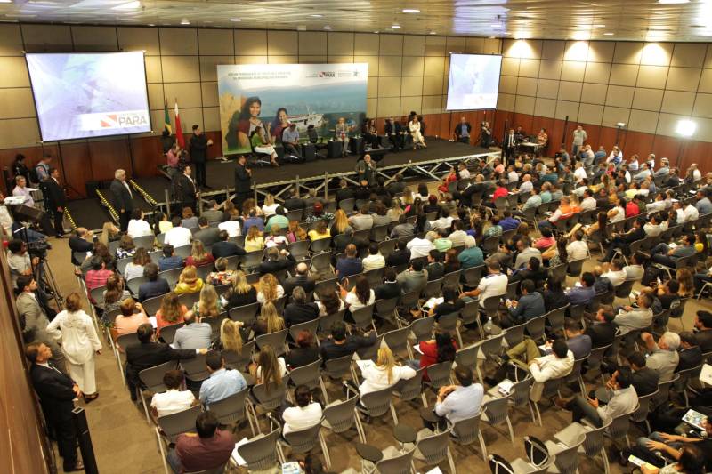 O primeiro dia do Fórum Permanente de Prefeitas e Prefeitos dos Municípios Sustentáveis contou com a participação de 85 prefeitos , 17 vices e 21 secretários municipais dos 141 municípios manifestaram interesse em adotar as diretrizes do programa. Para o governador Simão Jatene (foto), esta grande participação simboliza a união de agentes públicos que colocaram os interesses coletivos acima dos interesses individuais para construir um estado melhor para todos. Com o tema “Gestão Compartilhada”, o evento traz as experiências e os desdobramentos das agendas governamentais que foram planejadas em parceria com as gestões municipais. Através da Secretaria Extraordinária de Municípios Sustentáveis (Semsu) Governo do Pará, por meio da Semsu, investe na capacitação dos municípios para a promoção de uma gestão fiscal eficiente. Para Izabela Jatene, este primeiro dia serviu para sinalizar o quanto os gestores estão preocupados com o equilíbrio da questão fiscal dos municípios e em desenvolver uma governança compartilhada para desenvolver seus municípios.
FOTO: CRISTINO MARTINS / AG. PARÁ
DATA: 07.02.2018
BELÉM - PARÁ <div class='credito_fotos'>Foto: Cristino Martins/Ag. Pará | <a href='/midias/2018/originais/f4a357a6-372c-4c99-bc22-1c95a115c809.jpg' download><i class='fa-solid fa-download'></i> Download</a></div>