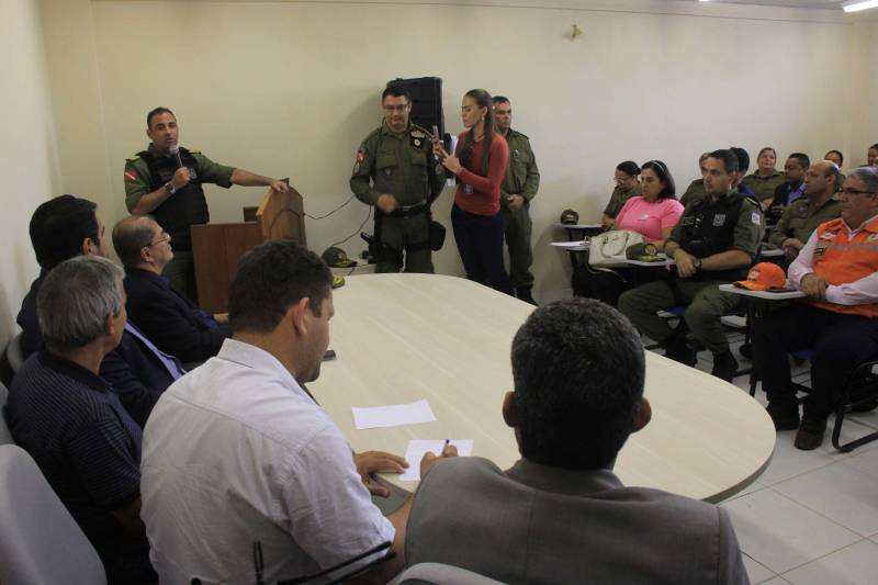 O município de Sapucaia recebeu nesta quarta-feira, 5, uma Unidade Integrada Pro Paz (UIPP). Um investimento do Governo do Estado de R$ 1.134.131,00. Segundo o Secretário de Estado de Segurança Pública, Luiz Fernandes, afirma que já mais de 80 novas UIPP’s no Pará, com as reformadas e reestruturadas esse número chega a 120 unidades. O titular da SEGUP destaca que o mais importante não é a estrutura física, mas o conceito empregado. De Sapucaia, a comitiva foi para Redenção onde inaugurou o 7º Batalhão de Polícia Militar, uma obra orçada em R$ 2.808.000,00. Atualmente o BPM conta com 145 policiais, 6 viaturas incluindo a Patrulha Rural e 12 motocicletas. O Comandante do Batalhão, o Major José Ricardo Chaves, informou que a maior ocorrência no município são roubos de motos, mas pontuou que a maior parte dos veículos é encontrada pela PM na cidade e cidades vizinhas. Na foto, o Comandante Geral da Polícia Militar, Coronel Hilton Benigno.

FOTO: RODOLFO OLIVEIRA / AG PARÁ
DATA: 05.12.2018
SAPUCAIA - PARÁ <div class='credito_fotos'>Foto: Rodolfo Oliveira/Ag. Pará   |   <a href='/midias/2018/originais/f4a3735d-93ce-45cd-a73c-350156c0308a.jpg' download><i class='fa-solid fa-download'></i> Download</a></div>