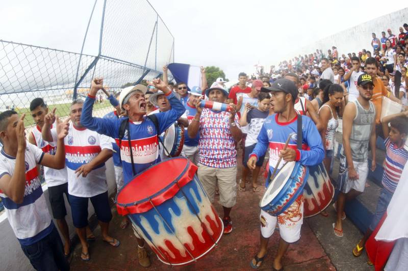 O Bragantino conquistou o terceiro lugar do Campeonato Paraense 2018 na tarde este sábado, 7. O Tubarão do Caeté recebeu o São Raimundo no Estádio Diogão e levou pelo placar de 1 x 0.
FOTO: THIAGO GOMES / AG. PARÁ
DATA: 07.04.2018
BRAGANÇA - PARÁ <div class='credito_fotos'>Foto: Thiago Gomes /Ag. Pará | <a href='/midias/2018/originais/f4a8b2f6-b643-4a48-aa4c-7b09fcc6580e.jpg' download><i class='fa-solid fa-download'></i> Download</a></div>