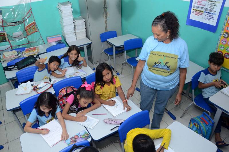 Melhorar os números do Índice de Desenvolvimento da Educação Básica (Ideb) a partir de ações articuladas nas escolas focalizando a eficiência no processo de alfabetização de alunos da 1ª e 2ª série da rede pública. Esse é o objetivo do “Mais Alfabetização”, um programa do Governo Federal que foi implantado desde o início do ano no Pará por meio da Diretoria de Educação Infantil e Fundamental da Secretaria de Estado de Educação (Seduc) e que teve resultados positivos em seu projeto piloto. Nos dias 11 e 12 de dezembro, a ideia de fazer uma espécie de intercâmbio de experiências entre duas escolas que aderiram ao programa surpreendeu. As escolas Lenira Teixeira Moura e Deputado Armando Correa assumiram o protagonismo de experimentar na prática a proposta do programa e compartilharam os resultados. Para a diretora Oneide Bojo, da Escola Lenira Teixeira Moura, do bairro da Cabanagem, em Belém, "O programa foi uma experiência muito positiva, principalmente por proporcionar um acompanhamento eficiente de cada aluno, por meio da ferramenta tecnológica disponibilizada pelo programa".

FOTO: FERNANDO NOBRE / ASCOM SEDUC
DATA: 13.12.2018
BELÉM - PARÁ <div class='credito_fotos'>Foto: FERNANDO NOBRE/ASCOM SEDUC   |   <a href='/midias/2018/originais/f4bc0317-d1d2-4b99-8031-fe32dd8c05dd.jpg' download><i class='fa-solid fa-download'></i> Download</a></div>