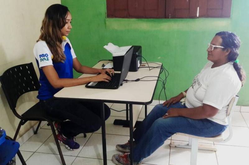A Polícia Civil iniciou nesta quinta-feira (15) o Projeto Delegacia Itinerante Marajó, em Salvaterra, município do Arquipélago do Marajó. Realizado em parceria com a Secretaria Municipal de Promoção e Assistência Social de Salvaterra, o projeto tem por objetivo percorrer as principais comunidades rurais e quilombolas do município para expandir os serviços prestados pela Delegacia Especializada em Atendimento à Mulher (Deam), sediada em Soure, e que atende aos municípios do lado oriental do Marajó.
FOTO: ASCOM POLÍCIA CIVIL
DATA: 15.03.2018
SALVATERRA - PARÁ <div class='credito_fotos'>Foto: Ascom Polícia Civil | <a href='/midias/2018/originais/f4bd1446-16bd-40e3-96e2-7287f276762c.jpg' download><i class='fa-solid fa-download'></i> Download</a></div>