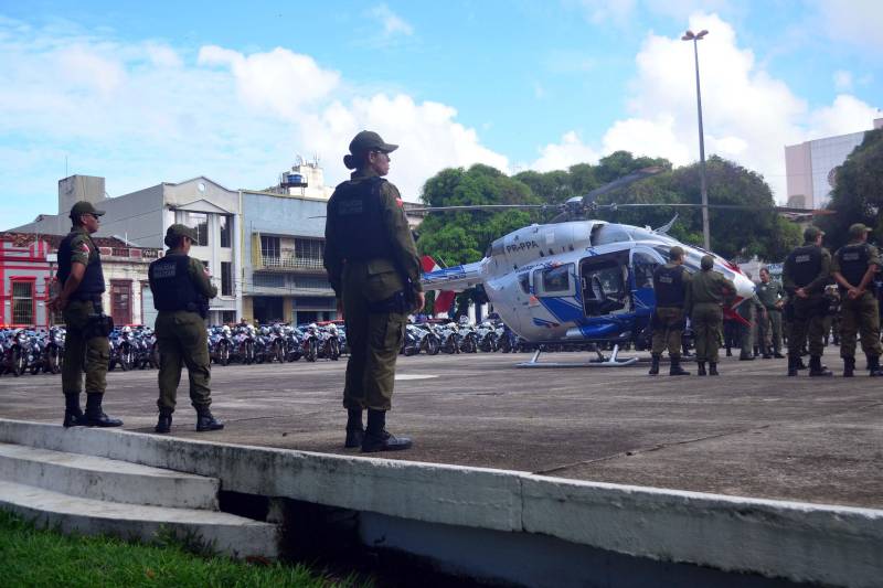 Foi lançada na manhã deste sábado, 8, na Praça da Bandeira, em Belém, a Operação Boas Festas (foto), coordenada pela Polícia Militar do Pará e integrada aos órgãos do Sistema de Segurança Pública do Estado. As ações da Boas Festas vão até o dia 1º de janeiro de 2019. A população do Estado contará com 6,6 mil policias militares que reforçarão o policiamento ordinário na capital, área metropolitana e demais regiões paraenses. 

FOTO: ELIELSON MODESTO / ASCOM SUSIPE
DATA: 08.12.2018
BELÉM - PARÁ <div class='credito_fotos'>Foto: Elielson Modesto / Ascom Segup   |   <a href='/midias/2018/originais/f4c17a12-e384-4fc2-a3c6-2b518ed63557.jpg' download><i class='fa-solid fa-download'></i> Download</a></div>