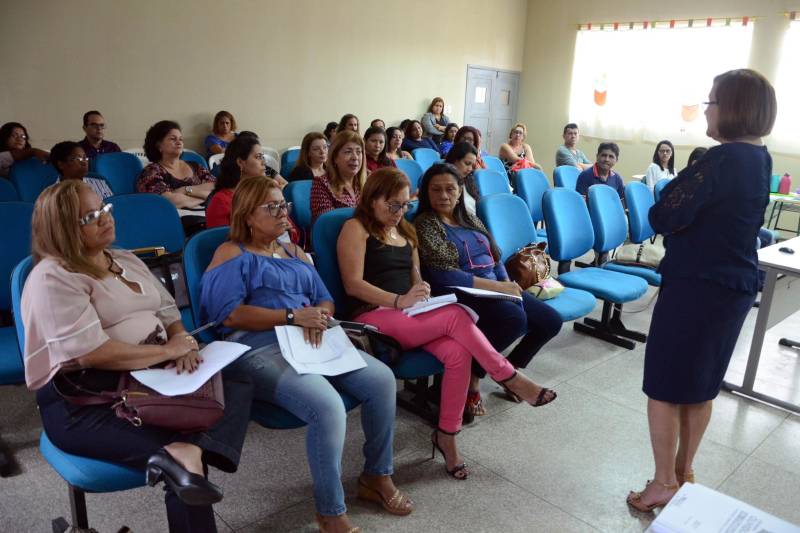 Dirigentes da Secretaria de Estado de Educação (Seduc) se reuniram, nesta segunda-feira (26), com gestores e diretores de escolas das unidades Seduc na Escola (USEs) 7 e 8, em Belém, para encaminhar ações referentes ao ano letivo de 2018. Na reunião, no auditório da Escola Estadual Carlos Guimarães, no bairro da Marambaia, foi detalhada a necessidade de gestão compartilhada entre as escolas e os setores da Seduc visando o enfrentamento de situações adversas ao funcionamento das unidades escolares. O titular da Diretoria de Recursos Técnicos e Imobiliários (DRTI) da Seduc, José Ângelo Miranda, falou sobre as ações de prevenção a eventuais problemas na infraestrutura física das escolas. Ele destacou que o foco principal da DRTI se refere à parte de cobertura, rede elétrica e hidráulica, principais demandas das escolas.
FOTO: RAI PONTES / ASCOM SEDUC
DATA: 26.02.2018
BELÉM - PARÁ <div class='credito_fotos'>Foto: Rai Pontes/Ascom Seduc | <a href='/midias/2018/originais/f4d420bf-7987-4628-bcf6-1173696693e5.jpg' download><i class='fa-solid fa-download'></i> Download</a></div>