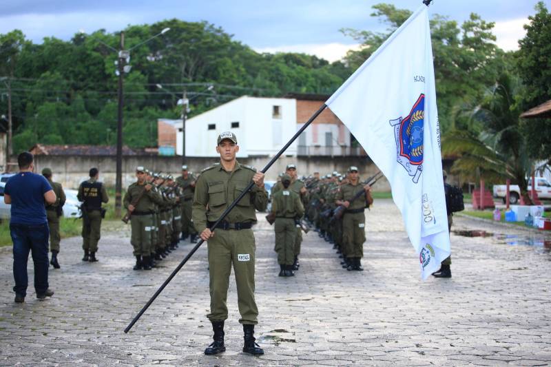 Mestre em engenharia civil pela Pontifícia Universidade Católica (PUC-RJ), Patrick Vieira, 29 anos (foto), empunhava com orgulho a bandeira da Polícia Militar do Pará durante uma marcha no mês de janeiro. Mas aquele não era um simples protocolo cumprido pela corporação. Patrick participava da primeira marcha administrativa de uma turma histórica da PM do Pará.
FOTO: MÁCIO FERREIRA / AG. PARÁ
DATA: 15.02.2018
MARITUBA - PARÁ <div class='credito_fotos'>Foto: MÁCIO FERREIRA/ AG. PARÁ | <a href='/midias/2018/originais/f4dad875-bd83-4d8c-9811-be6ce1f7a5ad.jpg' download><i class='fa-solid fa-download'></i> Download</a></div>