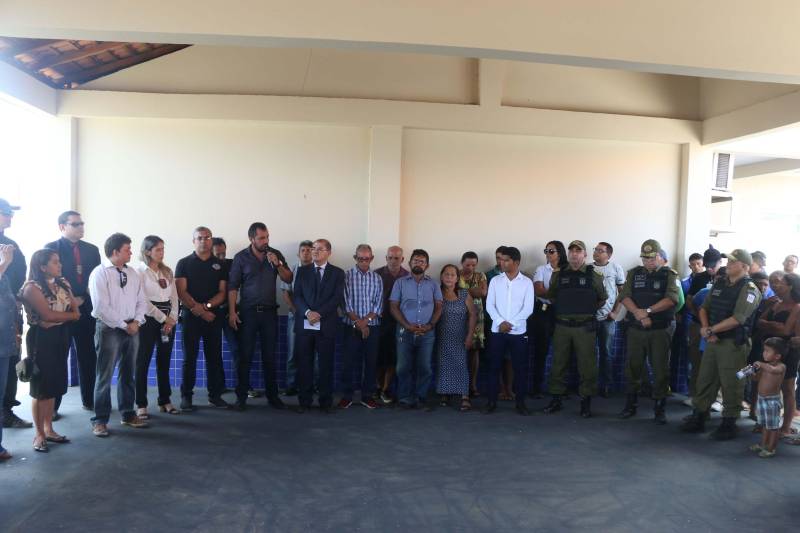 A população do município de Gurupá recebeu, na manhã desta segunda (22), a Unidade Integrada de Policiamento Pro Paz (UIPP, na foto) do município. Um investimento de mais um milhão de reais que irá substituir a unidade de polícia que funcionava no mesmo prédio desde a década de 70. O secretário de Estado de Segurança Pública, Luiz Fernandes representou o Governador do Estado na inauguração. O evento contou também com a presença do Comandante Geral da Polícia Militar Hilton Benigno e o delegado Sílvio Maués representando o Delegado Geral de Polícia Civil. A nova UIPP dispõe de salas para direção, investigadores, registro de ocorrências, espera, cartório, sala de reconhecimento de suspeitos, comando da Polícia Militar e corporação, além de espaços para mediação de conflitos. Luiz Fernades explicou que já forma construídas mais de 70 UIPPs em todo o Estado e que atendem a população não apenas no que diz respeito ao atendimento policial como também o social. “É este o referencial dos conceito das Unidades Integradas de Policiamento”, comentou o secretário que também anunciou a entrega de uma lancha nova para o policiamento fluvial nesta região.
FOTO: SIDNEY OLIVEIRA / AG. PARÁ
DATA: 21.10.2018
GURUPÁ - PARÁ <div class='credito_fotos'>Foto: Sidney Oliveira/Ag. Pará | <a href='/midias/2018/originais/f4e0839f-de2e-47c4-a7ad-4d57065071ff.jpg' download><i class='fa-solid fa-download'></i> Download</a></div>