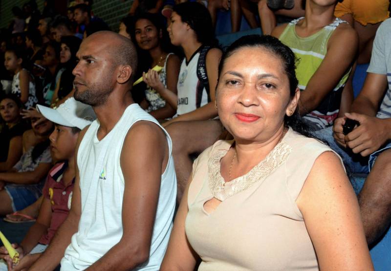 Uma intensa programação cultural, social e esportiva movimenta a cidade de Mãe do Rio, nesta sexta-feira (11), quando o município comemora 30 anos de fundação. Os competidores da etapa regional de Mãe do Rio dos Jogos Estudantis Paraenses (Jeps) terão um forte aliado durante os cinco dias da competição: a animação da torcida local. A professora Genilza Silva (foto) era uma das pessoas que da arquibancada estimulavam o time dos donos da casa.
FOTO: ELISEU DIAS / ASCOM SEDUC
DATA: 09.05.2018
MÃE DO RIO - PARÁ <div class='credito_fotos'>Foto: Eliseu Dias / Ascom Seduc | <a href='/midias/2018/originais/f4e0cfc6-c274-40f3-b814-e51e48d75360.jpg' download><i class='fa-solid fa-download'></i> Download</a></div>