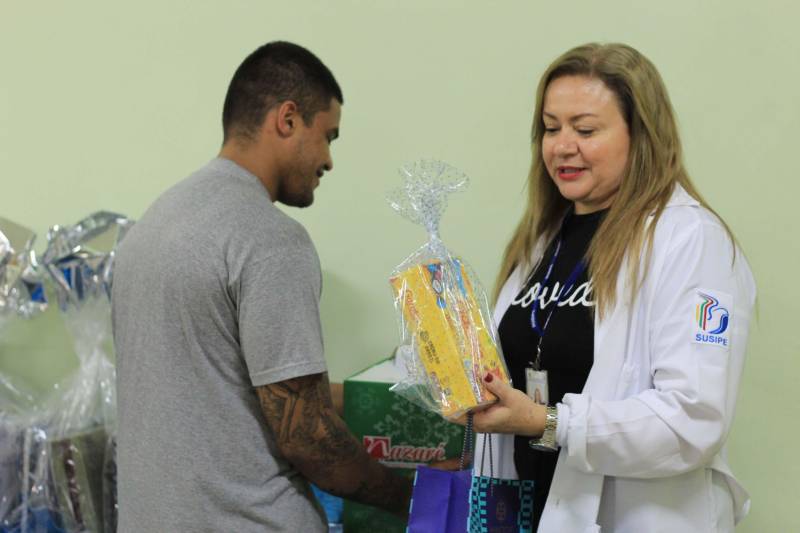 A Superintendência do Sistema Penitenciário do Estado (Susipe), por meio das diretorias de Assistência Biopsicossocial e de Reinserção Social, realizou nesta quinta-feira (13) a premiação do concurso de cartazes em alusão ao Dia "D" de Combate à Tuberculose – 15 de Dezembro -, instituído desde 2016 na Susipe. A data foi criada para ressaltar a necessidade de fomentar os procedimentos operacionais de controle da tuberculose e estabelecer um cronograma regular de atividades educativas em saúde (palestras, oficinas de arte e concursos), que sensibilize servidores e pessoas presas, para maior efetividade nas ações de controle da doença.

FOTO: AKIRA ONUMA / ASCOM SUSIPE
DATA: 13.12.2018
BELÉM - PARÁ <div class='credito_fotos'>Foto: Akira Onuma / Ascom Susipe   |   <a href='/midias/2018/originais/f4e78f79-1ef1-4fb1-a0d7-ac986b5e35c6.jpg' download><i class='fa-solid fa-download'></i> Download</a></div>