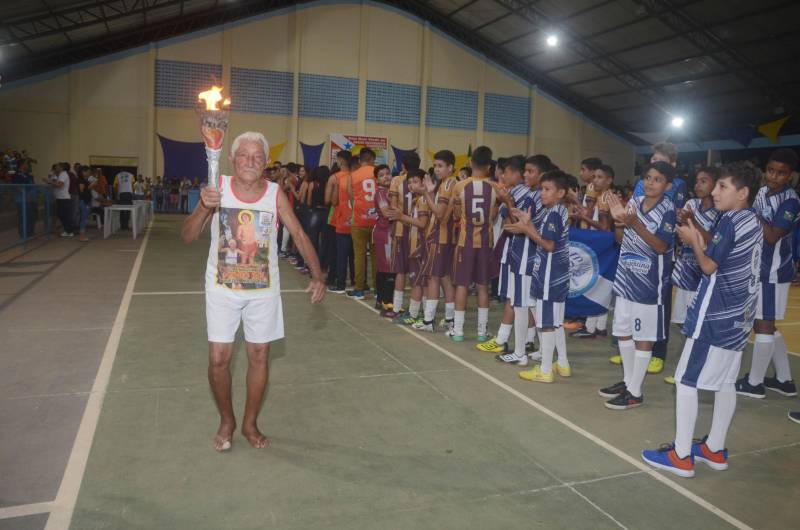 A cidade de Igarapé-Açu, no nordeste do Estado, sedia, até o próximo dia 20, a terceira etapa regional da 60ª edição dos Jogos Estudantis Paraenses (Jeps), uma ação esportivo-educacional que, ao longo de 60 anos propõe disseminar a cultura da paz e descobrir talentos esportivos. Cerca de 800 pessoas, entre atletas, professores e a comunidade participaram da cerimônia de abertura, nesta quarta-feira, 16, no ginásio Daniel Torres. Um atleta foi especialmente convidado para representar todos os estudantes e conduzir a tocha olímpica. Aos 90 anos, o aposentado Pedro Roque da Silva (foto) é considerado um exemplo esportivo para a cidade
FOTO: RAI PONTES / ASCOM SEDUC
DATA: 16.05.2018
IGARAPÉ-AÇU - PARÁ <div class='credito_fotos'>Foto: Rai Pontes/Ascom Seduc | <a href='/midias/2018/originais/f4e8a8d1-c25d-4a34-8af0-ba2034abcb84.jpg' download><i class='fa-solid fa-download'></i> Download</a></div>