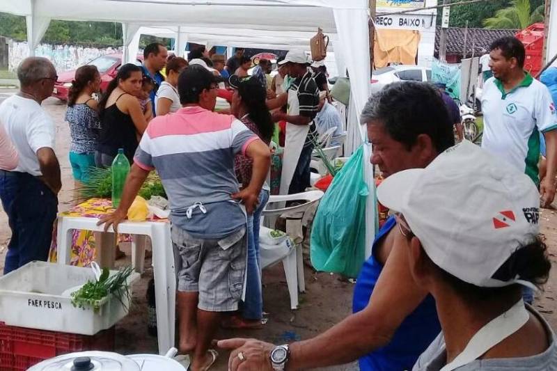 Valorizar o trabalho do pequeno produtor, com a venda direta ao consumidor, é o principal objetivo da I Feira da Agricultura Familiar e Artesanato de Marapanim, no nordeste paraense, realizada até sábado (31).
FOTO: ASCOM EMATER
DATA: 30.03.2018
MARAPANIM - PARÁ <div class='credito_fotos'>Foto: ASCOM EMATER | <a href='/midias/2018/originais/f4e96e7d-a94a-4a3d-aee0-4ab7f44caa41.jpg' download><i class='fa-solid fa-download'></i> Download</a></div>