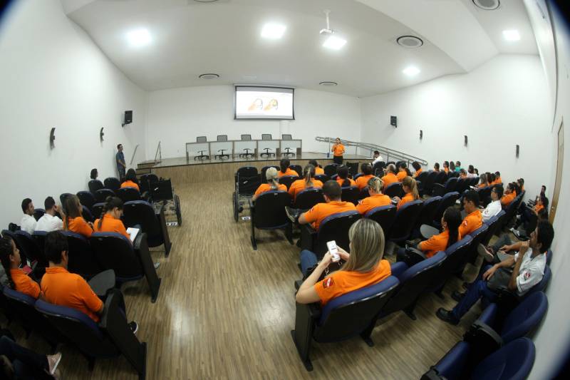 O Pará ganha, a partir desta quarta-feira, 30, o primeiro Centro Integrado de Inclusão e Reabilitação da região Norte. Localizado na rodovia Arthur Bernardes, em Belém, às margens da Baía do Guajará, o Centro Integrado de Inclusão e Reabilitação – CIIR, está instalado em uma área total de mais de 40 mil metros quadrados. O Centro é diferente de outros que já existem no país por integrar vários serviços em um único local. A obra foi iniciada em março de 2014 e está orçada em mais de R$ 32 milhões, recursos do tesouro estadual. O CIIR faz parte das ações previstas pelo Governo do Estado ampliando os serviços já oferecidos pela Secretaria de Estado de Saúde Pública (Sespa). A inauguração do Centro será às 16h30. O CIIR vai agregar, em um único espaço, assistência médica, odontológica, reabilitação, capacitação, oficinas para produção de próteses e serviço de apoio e diagnósticos em crianças, jovens e adultos com deficiência no Estado do Pará. No CIIR vai funcionar um Centro Especializado em Reabilitação (CER IV) para usuários com deficiência auditiva, física, intelectual e visual; uma oficina ortopédica fixa e um Centro de Especialidades Odontológicas (CEO II).
FOTO: THIAGO GOMES / AG. PARÁ
DATA: 25.05.2018
BELÉM - PARÁ <div class='credito_fotos'>Foto: Thiago Gomes /Ag. Pará | <a href='/midias/2018/originais/f4e9c485-30ff-454c-94ad-12b17403dd38.jpg' download><i class='fa-solid fa-download'></i> Download</a></div>