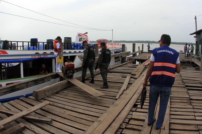 Oito notificações feitas a embarcações que praticam o transporte intermunicipal irregular de passageiros e uma arma ilegal apreendida foram o saldo final da operação “Porto Seguro”, deflagrada pelo Fórum Permanente de Transporte Intermunicipal de Passageiros do Estado do Pará, na manhã desta quarta-feira, 28. O trabalho começou às 5h30 e fiscalizou 12 portos da orla de Belém, iniciando pelo bairro da Cidade Velha e se estendendo ao longo da avenida Bernardo Sayão. As ações foram encerradas por volta das 10 horas. Integrantes do Fórum, com foco no segmento de fiscalização do transporte hidroviário, entre eles o Ministério Público do Estado (MPE), Agência de Regulação e Controle de Serviços Públicos do Estado do Pará (Arcon-PA), Grupamento Fluvial da Polícia Militar (GPFlu), Capitania dos Portos da Amazônia Oriental e da Agência Nacional de Transportes Aquaviários (Antaq), foram divididos em quatro equipes, sendo que duas foram em lanchas da Capitania dos Portos e as restantes por via terrestre. Os doze portos fiscalizados foram: Brilhante, Souza Sobrinho, Gurujatuba, Santa Ifigênia, Perseverança, Valmar, Palmeiraço, Bom Jesus, Custódio, São Francisco, São Domingos e Dourado.
FOTO: CRISTINO MARTINS / AG. PARÁ
DATA: 28.12.2016
BELÉM - PARÁ <div class='credito_fotos'>Foto: Cristino Martins/Ag. Pará | <a href='/midias/2018/originais/f4ea6222-2f6f-49ae-a116-6505aa0552c6.jpg' download><i class='fa-solid fa-download'></i> Download</a></div>