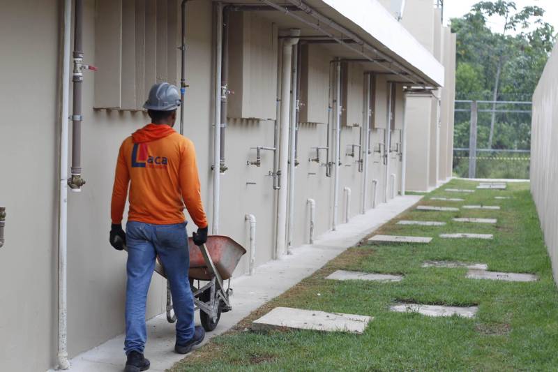 As obras da nova unidade prisional de Abaetetuba (foto) já estão em fase de conclusão. A nova casa penal terá capacidade para 306 internos e teve um custo de mais de R$ 10 milhões de reais. Os recursos contam com investimentos do Governo do Estado e também contrapartida do Fundo Penitenciário Nacional (Funpen), por meio do Ministério da Justiça. A nova unidade prisional contará com dois blocos carcerários, contendo 20 celas coletivas cada, sendo duas direcionadas à Pessoa com Deficiência (PCD). Terá ainda oito celas de isolamento, oito salas de visita íntima, consultório médico e odontológico, ambulatório, atendimento psicossocial, sala para tratamento penal, com apoio para advogados, Defensoria Pública e parlatório e contará também com três salas de aula, biblioteca e uma sala de informática.

FOTO: AKIRA ONUMA / ASCOM SUSIPE
DATA: 07.12.2018
ABAETETUBA - PARÁ <div class='credito_fotos'>Foto: Akira Onuma / Ascom Susipe   |   <a href='/midias/2018/originais/f4efdf44-80d9-4842-87a6-4e0867a0afd3.jpg' download><i class='fa-solid fa-download'></i> Download</a></div>