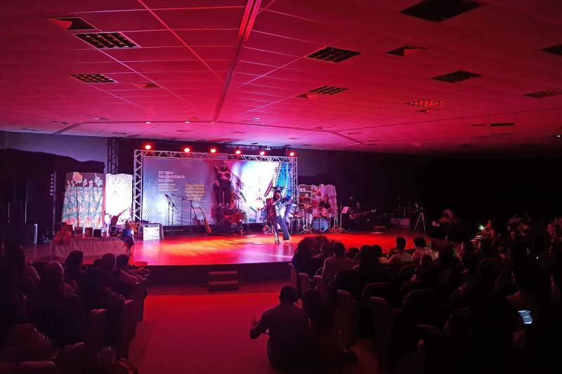 Uma das comitivas que visitaram o I Salão de Livro do Sul e Sudeste do Pará, no Centro de Convenções de Marabá, foi a de professores de Conceição de Araguaia, sul do Pará. O evento prossegue até o dia 6 de maio com programação diariamente. Os educadores da rede municipal de ensino do município conseguiram, por meio da prefeitura, transporte, hotel e R$ 160 para a aquisição de livros. Com eles vieram também professores da rede estadual para adquirir títulos com o CredLivro disponibilizado pelo Governo do Estado. Entre os presentes da comitiva de Conceição do Araguaia estava a pedagoga da zona rural, Salma Regina Santos. “O professor precisa buscar novas fontes de conhecimento, e o Salão do Livro é uma grande oportunidade”, destacou.
FOTO: KÉLIA SANTOS / ASCOM CRGSP
DATA: 04.05.2018
MARABÁ - PARÁ <div class='credito_fotos'>Foto: KÉLIA SANTOS / ASCOM CRGSP | <a href='/midias/2018/originais/f4f4ccec-5438-4ab6-a49b-a2ed611182fd.jpg' download><i class='fa-solid fa-download'></i> Download</a></div>