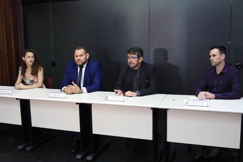 A Secretaria de Estado de Justiça e Direitos Humanos (Sejudh) e o Tribunal Regional Eleitoral (TRE) anunciaram as modificações no sistema de cadastro para atender eleitores travestis e transexuais que desejam adotar nome social no Título de Eleitor e retificar a declaração de gênero. O anúncio foi feito durante uma coletiva de imprensa concedia pelos dois órgãos, no dia 5, que contou com a presença do secretário de justiça e direitos humanos, Michell Durans; do gerente de Livre Orientação Sexual da Sejudh, Beto Paes; do diretor geral do TRE, Edson Costa; do secretário de Gestão de Pessoas do TRE, Rodrigo Valdez e da coordenadora da Rede Paraense de Pessoas Trans, Isabella Braga.
FOTO: ASCOM TRE
DATA: 06.04.2018
BELÉM - PARÁ <div class='credito_fotos'>Foto: Ascom TRE | <a href='/midias/2018/originais/f4fe3756-ab9a-485c-a8d3-f9d031e62ee3.jpg' download><i class='fa-solid fa-download'></i> Download</a></div>
