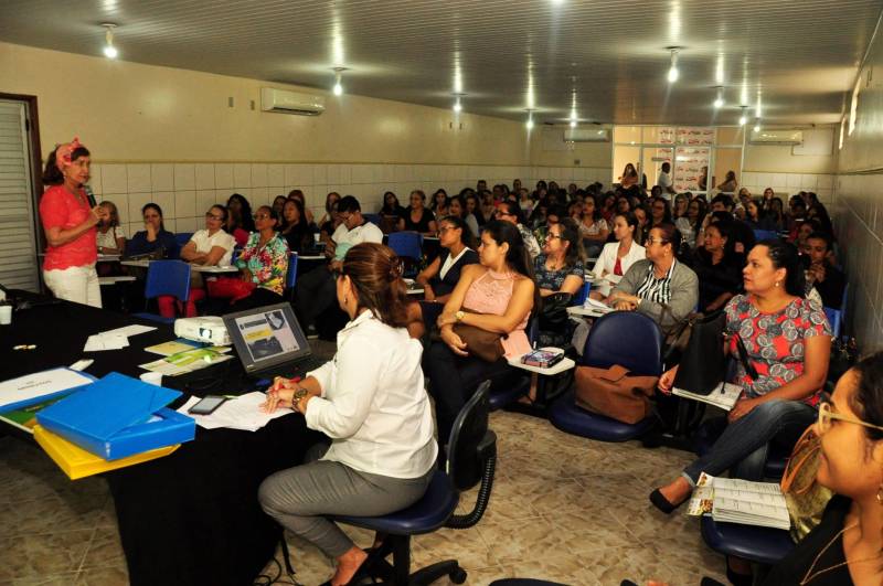 A alimentação saudável precisa tornar-se prioridade na vida dos paraenses. Visando o fortalecimento desse costume, a Secretaria de Estado de Saúde Pública (Sespa) realizou nesta quarta-feira (07), o I Seminário de Fortalecimento da Agenda de Prevenção da Obesidade na Infância e na Adolescência, no auditório da Escola Técnica do SUS (ETSUS-PA)
FOTO: JOSÉ PANTOJA / ASCOM SESPA
DATA: 07.02.2018
BELÉM - PARÁ <div class='credito_fotos'>Foto: José Pantoja / Ascom Sespa | <a href='/midias/2018/originais/f4fed92d-46bf-4f30-b334-5362b670bca7.jpg' download><i class='fa-solid fa-download'></i> Download</a></div>