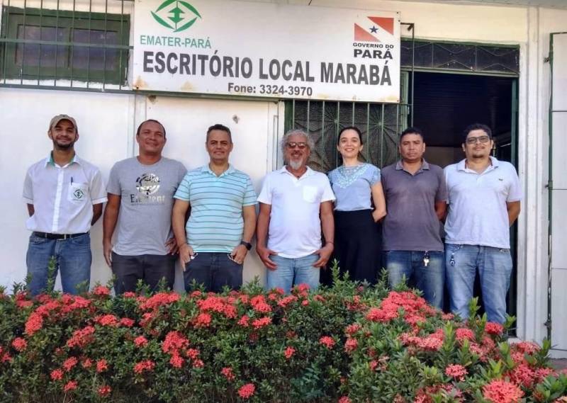 Vinte propostas do escritório regional da Empresa de Assistência Técnica e Extensão Rural do Estado do Pará (Emater) em Marabá (foto), no sudeste do Estado, foram contempladas no edital do Projeto Rural Sustentável (PRS), do Banco Interamericano de Desenvolvimento (BID). É a segunda vez que o escritório regional da Emater em Marabá tem propostas aprovadas pela instituição internacional. Em 2017, Marabá e Rondon do Pará conseguiram recursos para unidades demonstrativas e dias de campo. Os projetos selecionados tratam de Sistemas Agroflorestais (SAFs) e recuperação de áreas degradadas por pastagens em propriedades específicas, com inclusão de instalação de unidades multiplicadoras. São baseados nas tecnologias SAFs e RAD-P, destinadas ao plantio de espécies frutíferas, como açaí, cupuaçu e cacau, aliadas a essências florestais, como ipê e copaíba.
FOTO: ASCOM / EMATER
DATA: 14.06.2018
BELÉM - PARÁ <div class='credito_fotos'>Foto: ASCOM EMATER | <a href='/midias/2018/originais/f506783f-0070-4fcd-86a3-8b11c5f92479.jpg' download><i class='fa-solid fa-download'></i> Download</a></div>