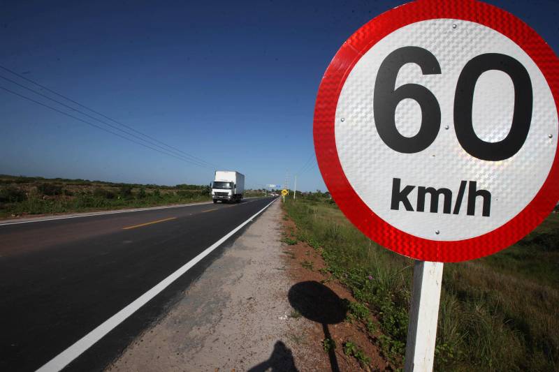 "Nem o mais otimista dos marajoaras acreditava que nós teríamos, em tão pouco tempo, uma rodovia como essa que vemos hoje. Sem falar na energia de qualidade, que também era um sonho muito distante e recentemente se tornou realidade", comemorou Prudêncio Paixão, 43 anos, morador de Cachoeira do Arari, na Ilha do Marajó, um dos muitos que serão beneficiados com a nova PA-154 (foto). A rodovia, que liga o município à Salvaterra, foi entregue oficialmente à população na manhã desta quinta-feira (10), pelo governador Simão Jatene. A cerimônia contou com a presença de secretários de Estado, parlamentares e autoridades locais. Morador da comunidade do Jabuti há 42 anos, seu Prudêncio Paixão utiliza a rodovia diariamente para transportar a sua produção de queijo artesanal. Ele, que acompanhou toda a evolução da via, comemora a nova fase da região. "Trabalho há 20 anos com produção de queijo e antes era muito difícil escoarmos a nossa produção. No período de inverno, era muita lama e, no período de estiagem, muita poeira e buraco. Hoje melhorou muito não só para quem vive em Cachoeira do Arari, mas para todos os municípios do Marajó", afirmou.
FOTO: ANTÔNIO SILVA / AG. PARÁ
DATA: 10.08.2017
CACHOEIRA DO ARARI - PARÁ <div class='credito_fotos'>Foto: Antônio Silva/Ag. Pará | <a href='/midias/2018/originais/f50a5465-42d9-433c-8b6c-6a33114bdba8.jpg' download><i class='fa-solid fa-download'></i> Download</a></div>