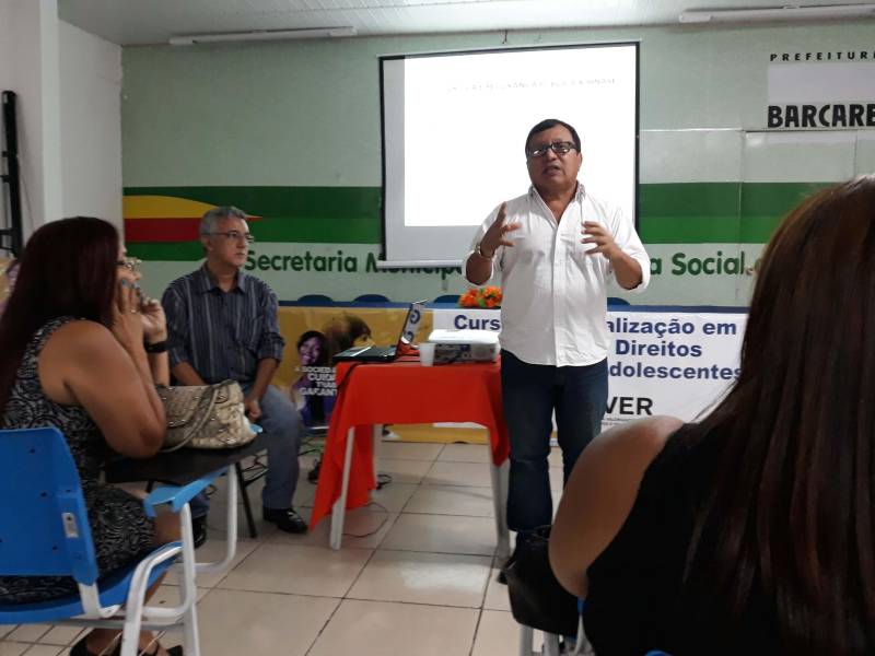 Neste primeiro dia passaram pelo auditório os servidores da Secretaria de Estado de Assistência Social, Trabalho, Emprego e Renda (Seaster), Fundação de Atendimento Socioeducativo do Pará (Fasepa), Secretaria de Estado de Educação (Seduc), Secretaria de Estado de Saúde Pública (Sespa), Secretaria de Estado de Justiça e Direitos Humanos (Sejudh), Defensoria Pública do Estado, Secretaria Extraordinária de Estado de Integração de Políticas Sociais (Seeips), Polícia Civil e Militar, entre outros, palestrando sobre temáticas de fortalecimento e integração da rede de garantia dos direitos da criança e do adolescente. O público composto por pedagogos, conselheiros tutelares, assistentes sociais, professores, técnicos dos (Centros de Referência de Assistência Social (Craes) e de Referência Especializado em Assistência Social (Creas), psicólogos e operadores do direito discutiu com os palestrantes as proposta de atuação municipal, apontando o que necessita ser fortalecido. Na foto, o assistente social da Fasepa, Domingos Campelo.
FOTO: EMANUELE CORRÊA / ASCOM PRO PAZ
DATA: 25.06.2018
BELÉM - PARÁ <div class='credito_fotos'>Foto: EMANUELE CORRÊA / ASCOM PRO PAZ | <a href='/midias/2018/originais/f50cfe23-cb87-46f9-bbd1-bc8d9c4ac4d1.jpg' download><i class='fa-solid fa-download'></i> Download</a></div>