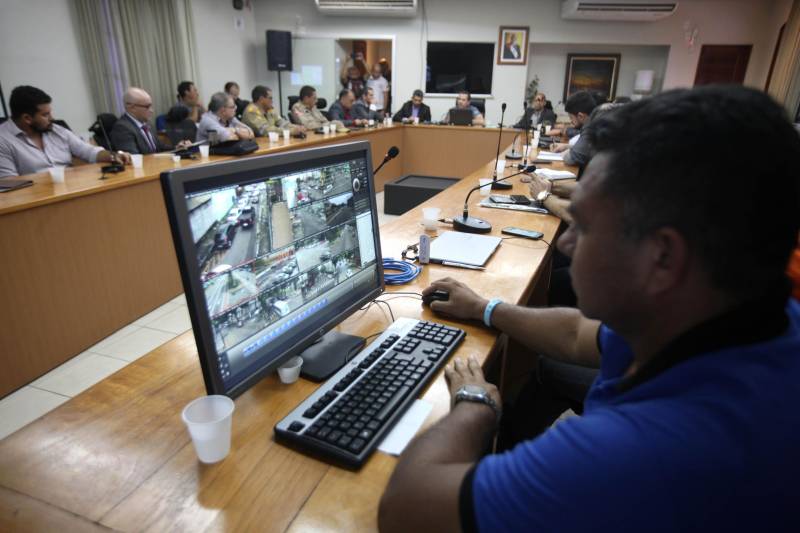 Em reunião realizada na manhã desta segunda-feira (28), na sede da Secretaria de Segurança Pública e Defesa Social do Pará (Segup), órgãos da área de segurança do Estado e de serviços essenciais definiram estratégias de enfrentamento à crise provocada pela greve dos caminhoneiros.

FOTO: RODOLFO OLIVEIRA / AG. PARÁ
DATA: 28.05.2018
BELÉM - PARÁ <div class='credito_fotos'>Foto: Rodolfo Oliveira/Ag. Pará   |   <a href='/midias/2018/originais/f50d8aac-391c-4b94-9183-4fdfae988d72.jpg' download><i class='fa-solid fa-download'></i> Download</a></div>