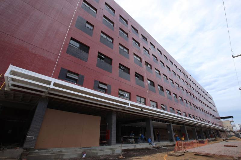 “A população de Itaituba vai contar com uma estrutura fora do comum em hospitais públicos do Brasil”. A afirmação é do engenheiro Gustavo Garoli, gerente geral da obra do Hospital Regional do Tapajós, no município de Itaituba, que está com a estrutura 95% concluída. O hospital que fica na região sudoeste do Estado deve beneficiar, além de cerca de 100 mil itaitubenses, moradores de nove municípios vizinhos.

FOTO: MÁCIO FERREIRA / AG. PARÁ
DATA: 19.12.2018
ITAITUBA - PARÁ <div class='credito_fotos'>Foto: MÁCIO FERREIRA/ AG. PARÁ   |   <a href='/midias/2018/originais/f50dc6c1-9f2a-41da-9c20-9e23d36b0370.jpg' download><i class='fa-solid fa-download'></i> Download</a></div>