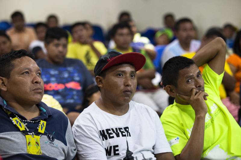 Reunião do Grupo de trabalho (GT) de educação, projeto Kuarika Naruki, para capacitação e acolhimento de povos Warao no Estado. O encontro foi realizado na tarde desta segunda-feira, 11, no auditório da Ueafto, CCBS/UEPA, em Belém.

FOTO: NAILANA THIELY / ASCOM UEPA
DATA: 11.06.2018
BELÉM - PARÁ <div class='credito_fotos'>Foto: Nailana Thiely / Ascom Uepa   |   <a href='/midias/2018/originais/f51163ed-7850-42e4-bda8-2b85efb40f4e.jpg' download><i class='fa-solid fa-download'></i> Download</a></div>
