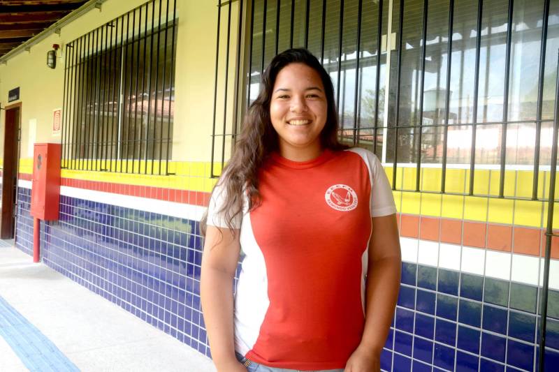 A Escola de Ensino Fundamental e Médio Raimundo Vera Cruz, localizada às margens da BR-316, no município de Ananindeua (Região Metropolitana de Belém), recebeu nesta quarta-feira (19) alunos, coordenadores, professores e toda a equipe responsável pela obra de reforma, e agora integra o grupo de mais 11 estabelecimentos de ensino entregues somente em dezembro no Pará. O prédio tem vários anexos, e todos passaram por total reestruturação. Com 12 salas de aula, a escola dispõe ainda de laboratório de informática e laboratório multidisciplinar, além de sala de atendimento especializado, auditório, quadra poliesportiva e um amplo e climatizado refeitório. Tudo dentro dos padrões de acessibilidade. Na foto, a aluna  Ariele Miranda.

FOTO: RAI PONTES / ASCOM SEDUC
DATA: 19.12.2018
ANANINDEUA - PARÁ <div class='credito_fotos'>Foto: Rai Pontes/Ascom Seduc   |   <a href='/midias/2018/originais/f512f613-388b-4ca7-bbef-fdbd467113ee.jpg' download><i class='fa-solid fa-download'></i> Download</a></div>
