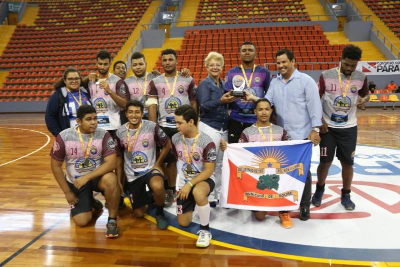 A Arena Guilherme Paraense, o Mangueirinho, recebeu, nesta segunda-feira (26), as finais do 10º Jogos Abertos do Pará (Joapa). No local, foram conhecidos os vencedores nas modalidades handebol, basquete e futsal. Ao todo, 18 delegações de todas as regiões do Pará estiveram na capital paraense. No handebol masculino, Abaetetuba venceu a equipe de Soure (foto) por 20 a 16.
FOTO: RAY NONATO / DIVULGAÇÃO
DATA: 26.03.2018
BELÉM - PARÁ <div class='credito_fotos'>Foto: Ray Nonato/Divulgação | <a href='/midias/2018/originais/f5162bbd-88ad-45f1-97cb-006e6a79b007.jpg' download><i class='fa-solid fa-download'></i> Download</a></div>