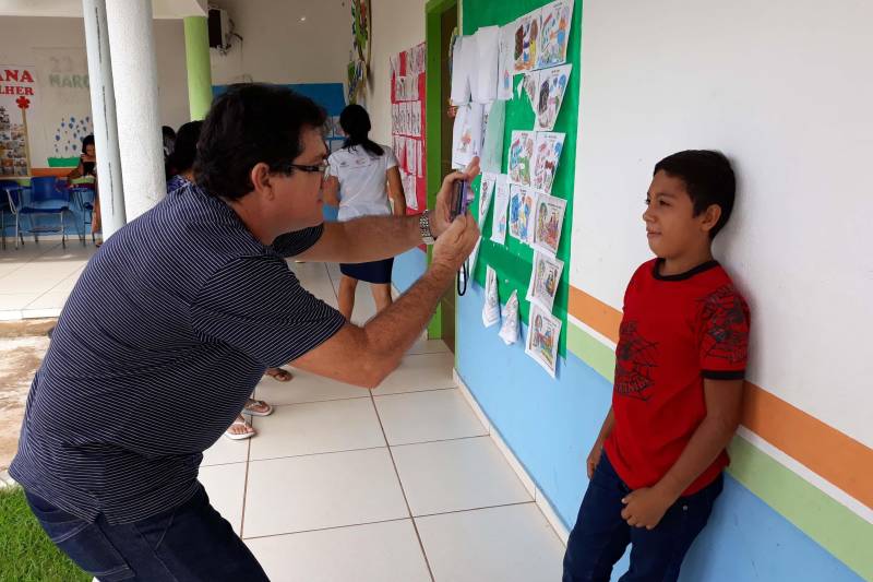 Os moradores de Santo Antônio do Tauá recebem hoje (30) os serviços de emissão de documentos, ofertados pela caravana Pro Paz Cidadania (foto) e seguem até amanhã (01). Nestes dois dias de ação poderão solicitar a expedição de cpf, rg, certidão de nascimento, Identidade jovem (Id jovem), identidade de nome social e aconselhamento jurídico. Seu José Ferreira da Silva, de 78 anos, aproveitou a ação para renovar a identidade, que ja está desgastada com o tempo. "Meu rg é muito antigo e já está deteriorado, a chegada da ação no município é um presente para todos nós. Eu tenho a necessidade de uma nova identidade, mas não tenho dinheiro para o serviço, aqui podemos emitir gratuitamente. Só temos a agradecer", disse seu José.
FOTO: EMANUELE CORRÊA / ASCOM PRO PAZ
DATA: 30.04.2018
SANTO ANTÔNIO DO TAUÁ - PARÁ <div class='credito_fotos'>Foto: EMANUELE CORRÊA / ASCOM PRO PAZ | <a href='/midias/2018/originais/f5195daa-5647-4bbf-90a6-65c5a528ffdb.jpg' download><i class='fa-solid fa-download'></i> Download</a></div>