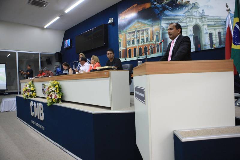 A obra de saneamento integrado que está sendo executada pelo Governo do Estado na Bacia do Tucunduba, em Belém, foi o tema de Audiência Pública realizada na manhã desta sexta-feira (15), na Câmara Municipal de Belém. Considerada a segunda maior bacia hidrográfica da capital, o Tucunduba atravessa quatro bairros: Guamá, Terra Firme, Canudos e Marco. Quando for concluído, o projeto vai beneficiar diretamente cerca de 250 mil moradores da área. Participaram diretores da área social e técnica da Secretaria de Estado de Desenvolvimento Urbano e Obras Públicas (Sedop), da Secretaria Municipal de Saneamento e representantes de Associações Comunitárias do Tucunduba. Na foto, o vereador Toré Lima (PRB).
FOTO: RODOLFO OLIVEIRA / AG. PARÁ
DATA: 15.06.2018
BELÉM - PARÁ <div class='credito_fotos'>Foto: Rodolfo Oliveira/Ag. Pará | <a href='/midias/2018/originais/f51995bd-cda1-4509-8b9c-5118adba07a5.jpg' download><i class='fa-solid fa-download'></i> Download</a></div>