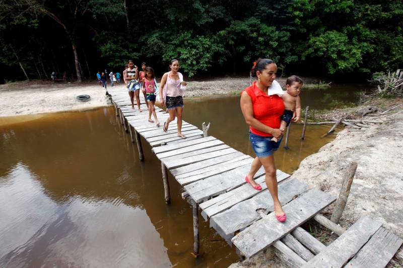 O Título Coletivo de Terra das comunidades Castanhalzinho e Cutovelo (foto) foram entregues aos moradores no fim da manhã desta sexta-feira, 04, pelo governador Simão Jatene, em um encontro realizado na vila de Castanhalzinho.
FOTO: SIDNEY OLIVEIRA / ARQUIVO AG. PARÁ
DATA: 04.09.2015
GARRAFÃO DO NORTE - PARÁ <div class='credito_fotos'>Foto: Sidney Oliveira/Ag. Pará | <a href='/midias/2018/originais/f51c3e22-9d6f-4c51-96ac-55a775d3a506.jpg' download><i class='fa-solid fa-download'></i> Download</a></div>