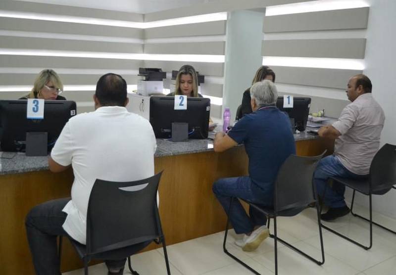 Com o objetivo de dar celeridade e tornar o atendimento ao púlico mais eficiente, além de oferecer melhores condições de trabalho aos seus servidores, o Departamento de Trânsito do Estado (Detran) vem investindo em um amplo programa de modernização do órgão. Alguns dos resultados já podem ser conferidos pelos usuários, como é o caso das facilidades de parcelamento de débitos de veículos e da inauguração de novos postos, ampliando os serviços disponibilizados na Capital e no interior do Estado. Dentre os projetos de modernização estão o Trânsito Seguro, que prevê mais segurança na aquisição da CNH (com controle de dados e biometria), controle de placas e lacres e comunicação de venda eletrônica; o Sistema Integrado de Atendimento (SIA), o qual conta com atendimento ao público via call center, totens de autoatendimento, atendimento pessoal e itinerante; a implantação de novos postos do Detran nas Estações Cidadania, visando a descentralização dos serviços e a acessibilidade; a Telemetria, que irá tornar o processo de habilitação mais seguro a partir do monitoramento, coibindo fraudes; o Sistema Integrado de Fiscalização, que irá utilizar tecnologia para obter informação em tempo real, em conjunto com o Sistema de Segurança Pública; e as ações da Escola Pública de Trânsito, a qual amplia cursos de formação profissional e ações educativas para prevenção de acidentes em todo o Pará. Na foto, novo posto do Detran no Shopping Bosque Grão Pará.
 
FOTO: ASCOM / DETRAN
DATA: 23.05.2018
BELÉM - PARÁ <div class='credito_fotos'>Foto: ASCOM DETRAN   |   <a href='/midias/2018/originais/f520804e-45cd-4701-9112-a1f1c17ba0d3.jpg' download><i class='fa-solid fa-download'></i> Download</a></div>