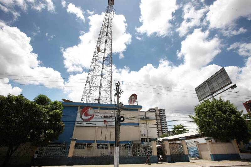 O sinal analógico da TV Cultura do Pará será totalmente desligado na próxima quarta-feira (30) em Belém e Região Metropolitana, assim como nas demais emissoras do Brasil. Em breve, será iniciado o processo de digitalização das 77 repetidoras no interior do estado. A emissora já transmite a programação toda em HD, sistema com melhor qualidade de som e imagem, desde o ano passado. Para se adequar a nova fase, a Cultura Rede de Comunicação investiu mais de um milhão de reais na aquisição de novos equipamentos de transmissão. Atualmente a emissora cobre 115 municípios do interior do Estado, e chega para mais de seis milhões de pessoas. "Na realidade a TV Cultura pediu antecipação para Anatel e desligou o sinal analógico em Belém em fevereiro deste ano, mas agora esse desligamento vai ser em definitivo para os outros municípios da região metropolitana também", destaca Paulo Barros, da área técnica da TV Cultura do Pará. 

FOTO: CRISTINO MARTINS /ARQUIVO AG. PARÁ
DATA: 01.04.2015
BELÉM - PARÁ <div class='credito_fotos'>Foto: Cristino Martins/Ag. Pará   |   <a href='/midias/2018/originais/f5221458-9db6-44f3-8f5a-24b35d81564e.jpg' download><i class='fa-solid fa-download'></i> Download</a></div>