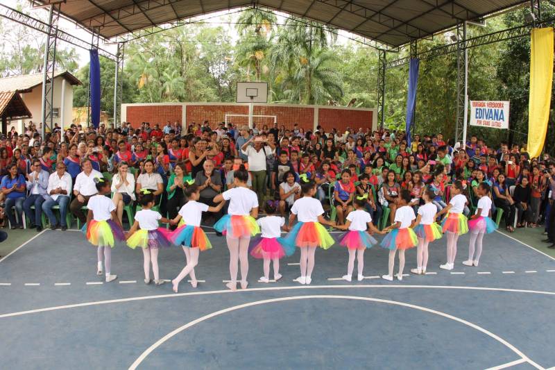 Um painel, no pátio da Escola Estadual de Ensino Médio Ruth Guimarães Ferreira, no distrito de Murinim, em Benevides, mostra 16 alunos da unidade aprovados nos últimos vestibulares. Desses, 12 irão estudar na Universidade Federal do Pará (UFPA). São os primeiros resultados de um processo que começou há nove meses, quando a escola entrou em reforma e ampliação. A nova “Ruth Guimarães Ferreira” foi entregue oficialmente nesta segunda-feira, 26, pelo governador Simão Jatene. Reformada e ampliada, a escola tem agora seis salas de aula; quatro laboratórios (multiuso, multidisciplinar, informática e de leitura); cozinha; refeitório e dispensa; quadra poliesportiva, vestiários feminino e masculino; área de convivência; sala para Atendimento Educacional Especializado (AEE) e acessos para pessoas com deficiência. Espaços de sobra para seus 892 alunos, distribuídos em três turnos do Ensino Médio. A obra custou R$ 2,446 milhões.
FOTO: CRISTINO MARTINS / AG. PARÁ
DATA: 26.03.2018
BENEVIDES - PARÁ <div class='credito_fotos'>Foto: Cristino Martins/Ag. Pará | <a href='/midias/2018/originais/f523119b-c577-401b-97c8-e7fbe5ceaec4.jpg' download><i class='fa-solid fa-download'></i> Download</a></div>