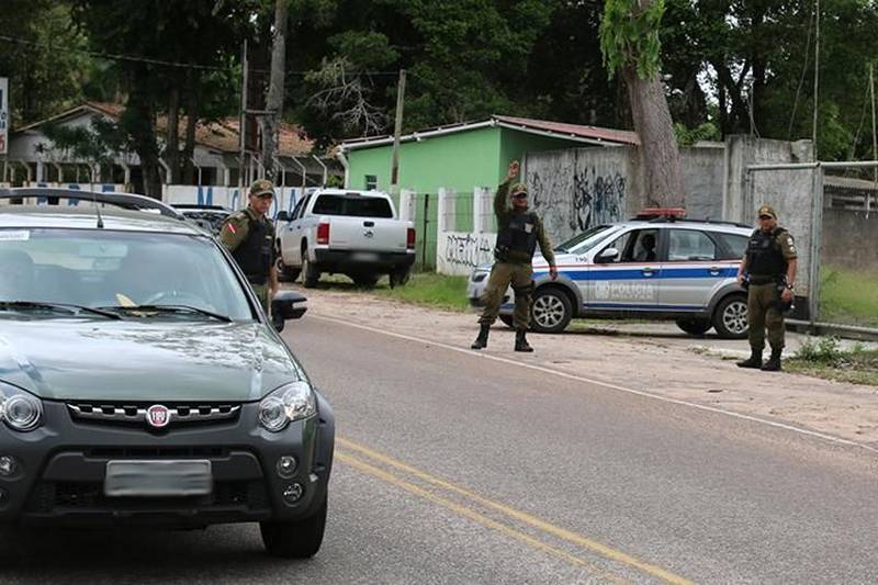 Agentes de educação para o trânsito e de fiscalização do Departamento de Trânsito do Estado (Detran) promoveram um trabalho preventivo e de fiscalização junto aos condutores de veículos, na manhã de sábado (31), no Distrito de Mosqueiro. A ação educativa, feita em parceria com a Polícia Rodoviária Estadual (PRE), na PA 391, alcançou cerca de 150 condutores, que foram orientados sobre o uso dos equipamentos de segurança, cuidados com pedestres e ciclistas e sobre a responsabilidade de cada um para garantir a segurança viária.
FOTO: ASCOM DETRAN
DATA: 31.03.2018
MOSQUEIRO - PARÁ <div class='credito_fotos'>Foto: ASCOM DETRAN | <a href='/midias/2018/originais/f524e40e-9abc-4945-868c-2b1d60440ee4.jpg' download><i class='fa-solid fa-download'></i> Download</a></div>
