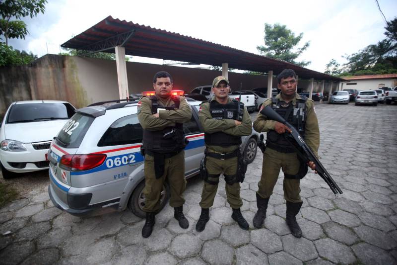 No início da tarde de hoje (30), depois de receber informações do Serviço 181, guarnições do subcomando do 6º Batalhão da Polícia Militar (6º BPM), juntamente a equipes do Disque Denúncia e da área de inteligência da Polícia Militar, com o apoio do Grupamento Aéreo da Secretaria de Segurança Pública e Defesa Social (Segup), foram averiguar em uma área de mata do bairro Curuçambá, em Ananindeua, a presença de dois homens suspeitos de participação no homicídio da cabo Maria de Fátima Cardoso dos Santos, ocorrido na tarde de ontem. No momento das incursões, os militares foram recebidos a tiros pelos dois homens e dispararam contra a dupla. João Victor dos Santos Magalhães, conhecido como Vitinho, foi atingindo e socorrido à UPA da Cidade Nova, mas não resistiu. O outro suspeito conseguiu escapar. Com Victor foi encontrada a pistola.40, arma pertencente à policial assassinada e que foi roubada na ocasião.
FOTO: THIAGO GOMES / AG. PARÁ
DATA: 30.04.2018
BELÉM - PARÁ <div class='credito_fotos'>Foto: Thiago Gomes /Ag. Pará | <a href='/midias/2018/originais/f5268367-2f3c-4f66-b9a3-233b6f9f2607.jpg' download><i class='fa-solid fa-download'></i> Download</a></div>