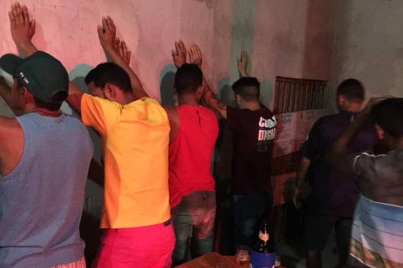 As Polícias Civil e Militar realizaram uma operação, tipo "Patrulhão", entre a noite de sábado (28) e a madrugada deste domingo, 29, em Barcarena, nordeste paraense, para combate ao crime na sede do município e em suas regiões distritais. Durante a ação policial, foi preso por ordem judicial Wesley Castro de Aquino, apontado em inquérito policial como um dos maiores assaltantes em atuação no município.
FOTO: ASCOM POLÍCIA CIVIL
DATA: 29.04.2018
BARCARENA - PARÁ <div class='credito_fotos'>Foto: Ascom Polícia Civil | <a href='/midias/2018/originais/f5273ec1-6824-4a90-815e-0b09473c0a84.jpg' download><i class='fa-solid fa-download'></i> Download</a></div>
