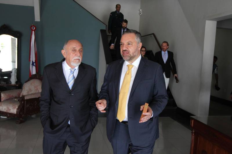O governador Simão Jatene (e) recebeu nesta quarta-feira, 2, o embaixador do Canadá no Brasil, Riccardo Savone (d). Na pauta do encontro, o aumento das relações comerciais entre o estado e as empresas canadenses. Além disso, os canadenses querem estreitar parcerias para fomentar a atração de investimentos, estimular políticas públicas e incentivar a integração política, econômica e cultural.
FOTO: CRISTINO MARTINS / AG. PARÁ
DATA: 02.05.2018
BELÉM - PARÁ <div class='credito_fotos'>Foto: Cristino Martins/Ag. Pará | <a href='/midias/2018/originais/f52a8b1a-f358-4524-8a92-c06f84b666e5.jpg' download><i class='fa-solid fa-download'></i> Download</a></div>