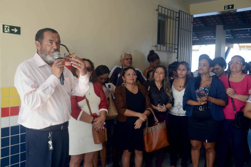 O Governo do Estado entregou, nesta quarta-feira (13), a obra da Escola Estadual de Ensino Fundamental e Médio Professora Consuelo Coelho de Souza, localizada em Ananindeua.  A entrega à comunidade  foi presidida pela Secretária de Estado  de Educação, Ana Claudia Serruya Hage, que representou o Governador Simão Jatene. O evento reuniu os secretários adjuntos da Seduc, educadores, estudantes e  pessoas da comunidade 40 Horas. A escola foi integralmente reformada, ganhou três novas salas de aula e outros ambientes necessários ao funcionamento da administração e de atividades pedagógicas. Estão matriculados 785  alunos, sendo 230 alunos do Ensino Fundamental Maior e 555 do Ensino Médio. As aulas serão ministradas nos três turnos; duas turmas vão atender alunos  do Projeto Mundiar. A obra faz parte do Programa de Melhoria da Qualidade e Expansão da Educação Básica; foram investidos R$ 2,339 milhões de reais, oriundos do financiamento obtido pelo Governo do Estado junto ao Banco Interamericano de Desenvolvimento (BID). Na foto, o diretor da escola, Carlos Fonseca.

FOTO: ELISEU DIAS / ASCOM SEDUC
DATA: 13.06.2018
BELÉM - PARÁ <div class='credito_fotos'>Foto: Eliseu Dias / Ascom Seduc   |   <a href='/midias/2018/originais/f52ab2ac-c670-44c8-a9a9-3f364f66ebda.jpg' download><i class='fa-solid fa-download'></i> Download</a></div>